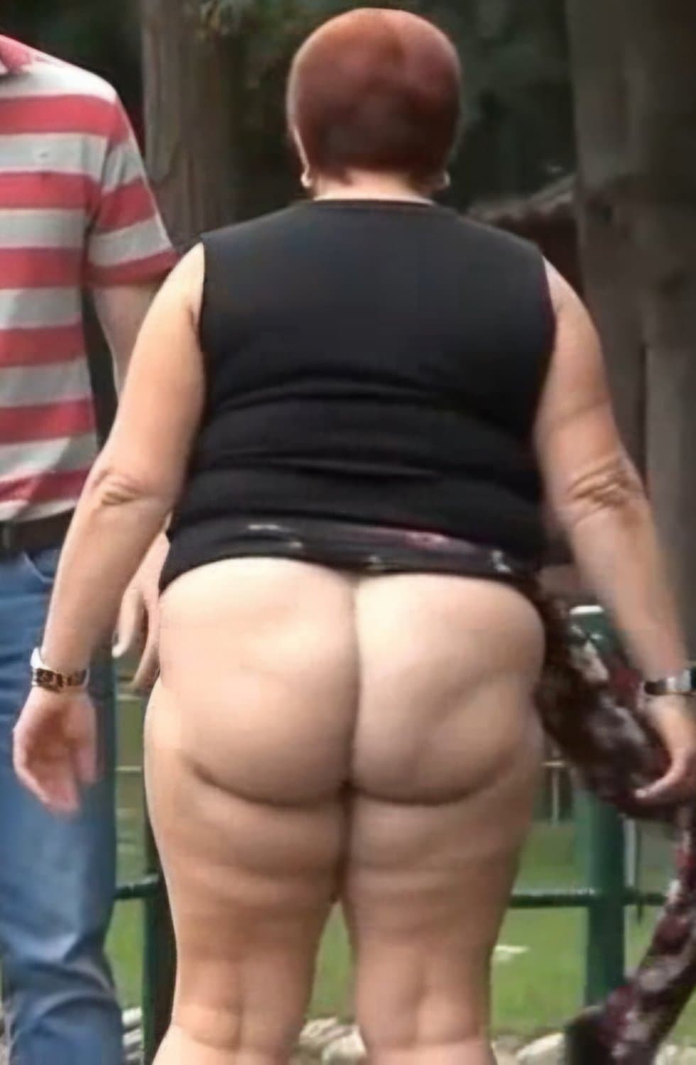 Coroa gordinha nua da cintura pra baixo em parque (feito por IA)