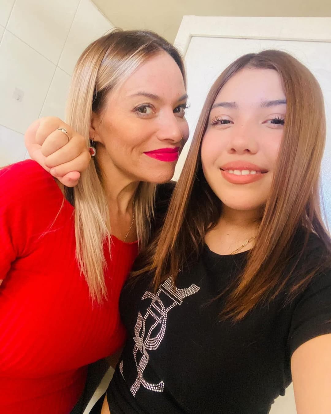 Haberme cogido a la mamá y unos años mas tarde a su hija fue excitante, las dos la chupan delicioso