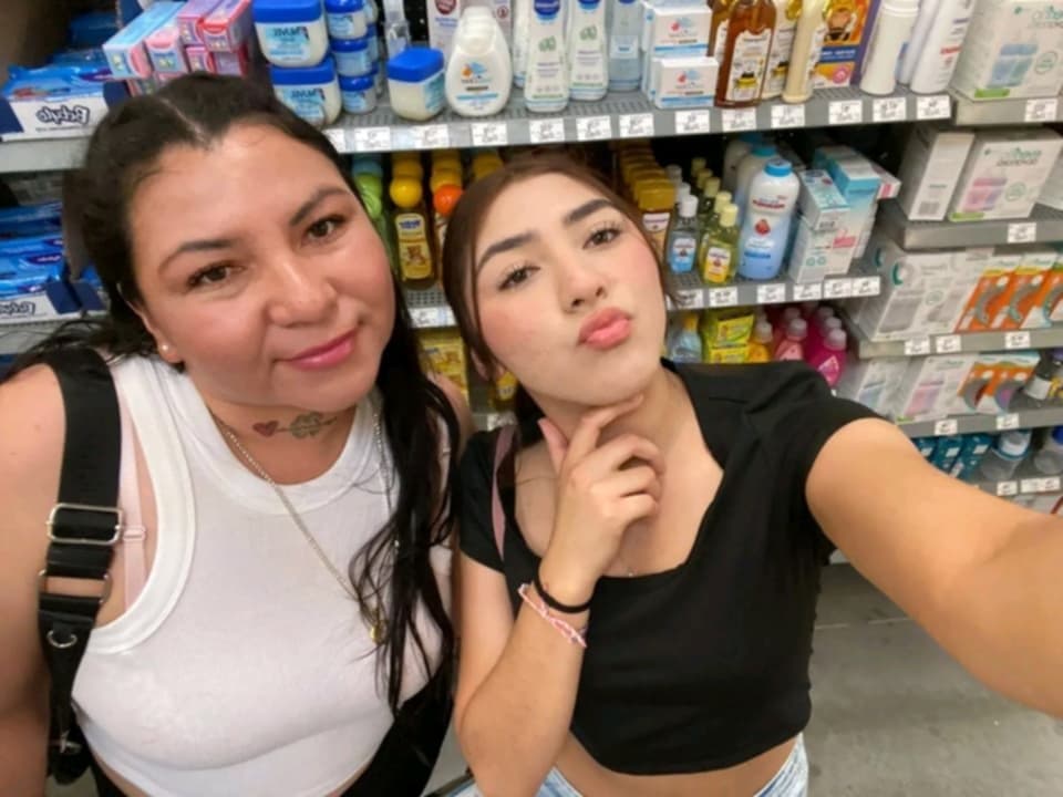 Mi novia Dallany y mi suegra milf chupando pene, alguien le hace tributo??