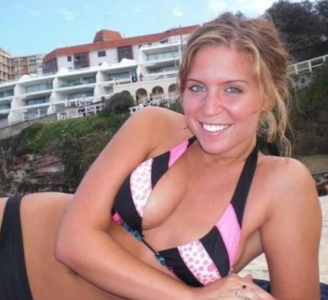 Sexy Burnette milf looking for excitement.