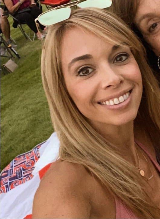 Click to view full size Sarah only shows her ass to everyone in the club, but goes on the G G W bus and shows much more