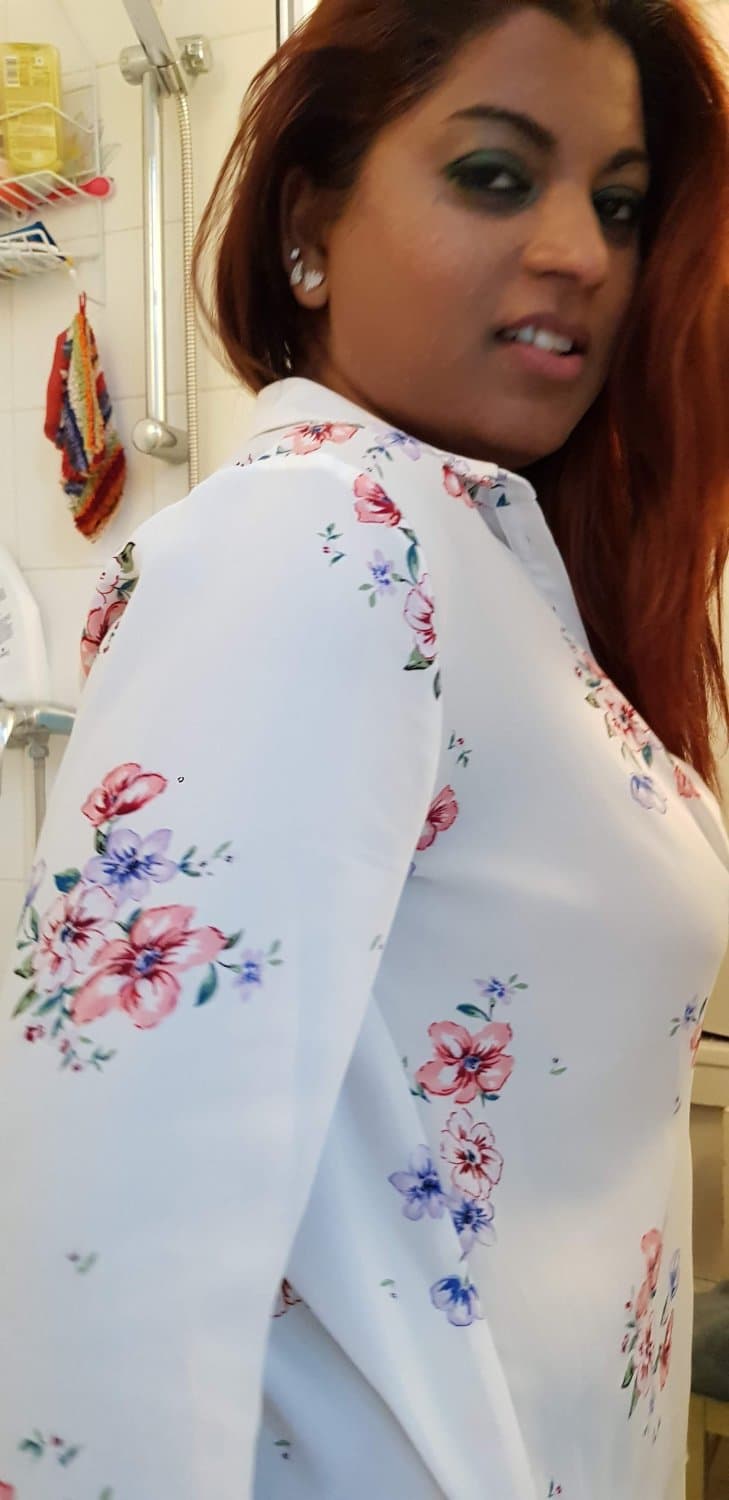 Click to view full size My hotwife in thé bathroom