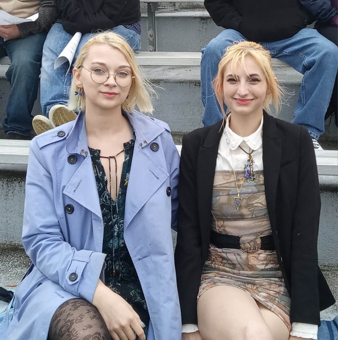 2 lesbians for the price of one