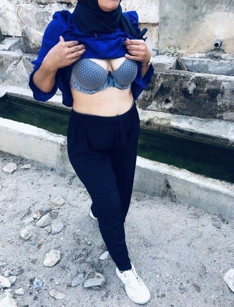 Arab milf hijab show her ass ??