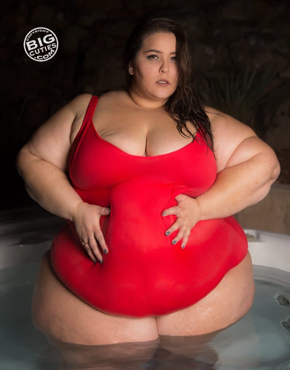 Click to view full size FAT GIRL SEXY JUICY RED APPLE