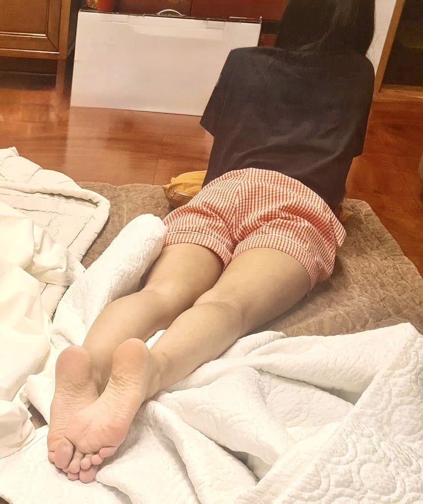 Korean uni student friend feet