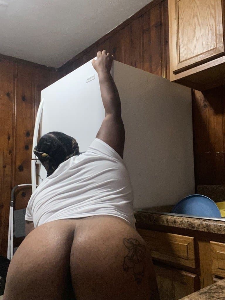 Hood ebony milf bbw mom FREAKY hoe be fucking all her sons friends she luvs young bulls