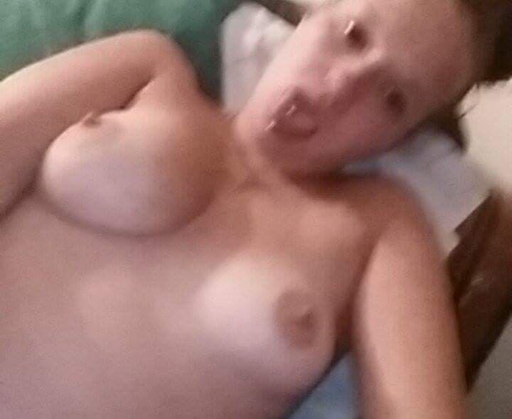 Trailer trash slut Jess nude selfies