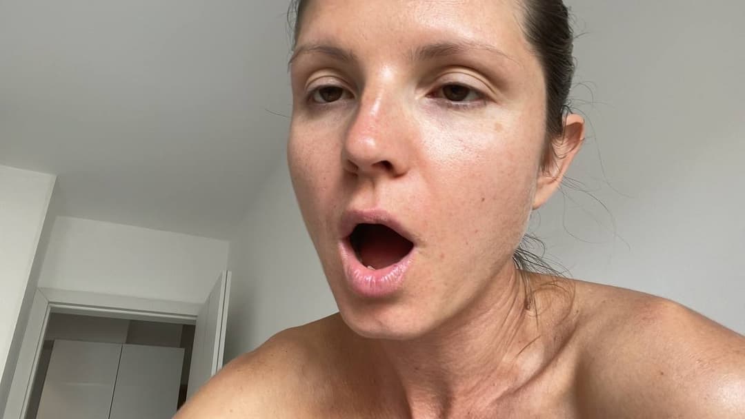 Gina Gerson shows her six pack