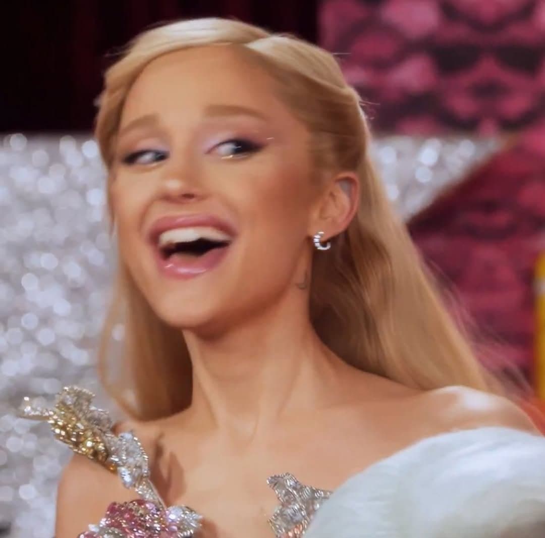 Ariana Grande new glossy lip & face porn ??