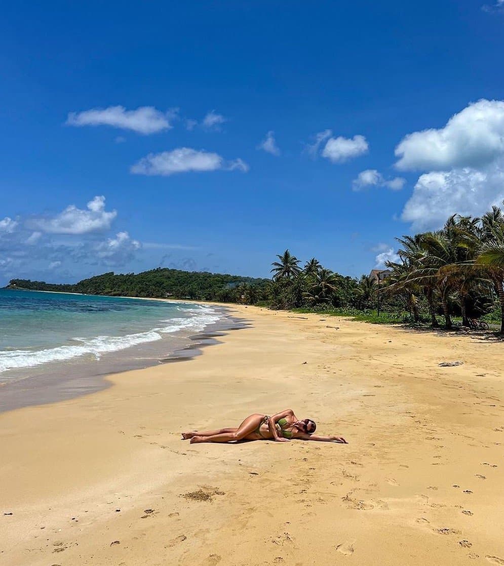 Hot german wife Elisa showed off at the beach