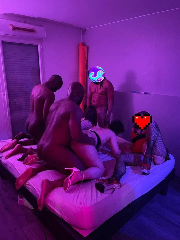 4 amateur French women organise a BBC orgy.