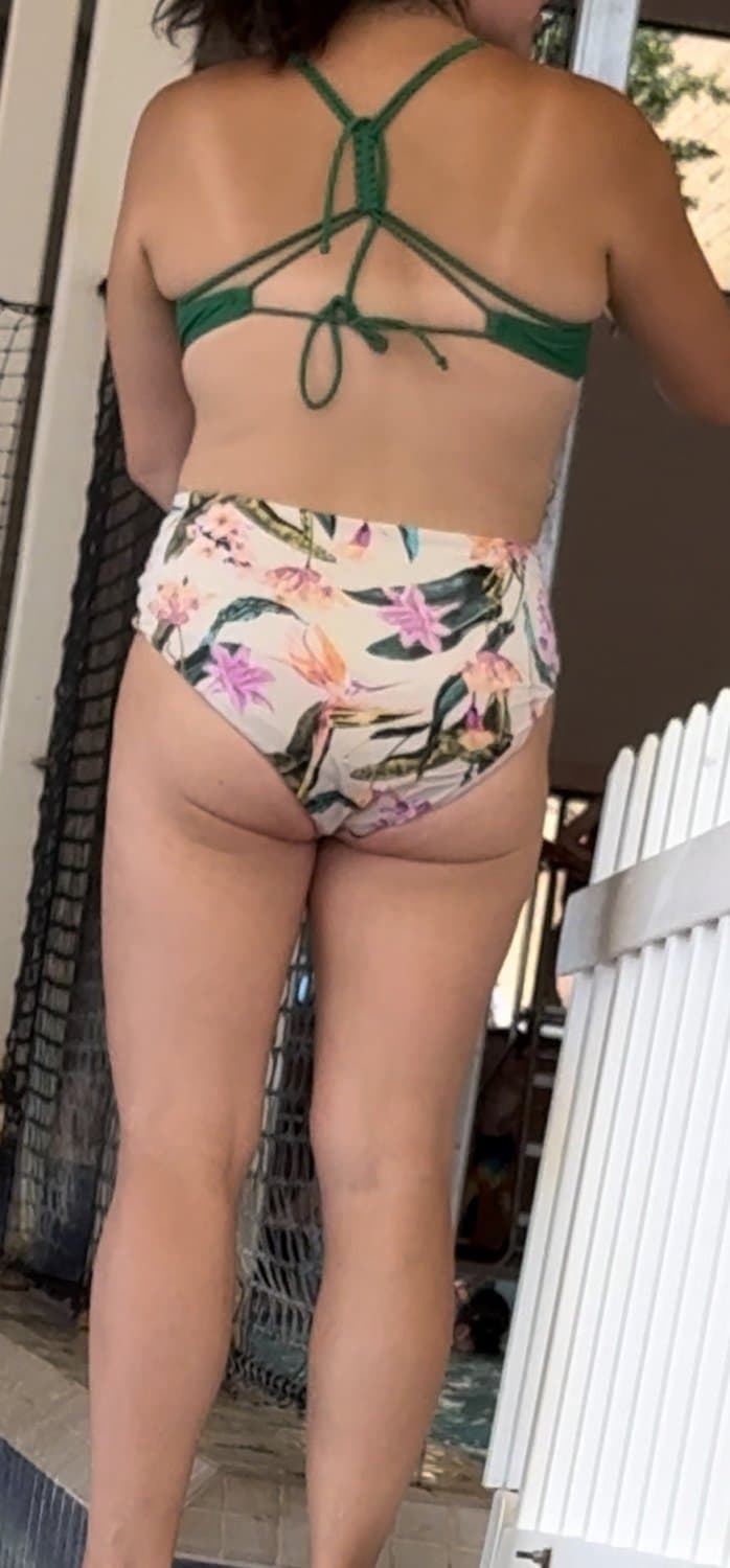 Click to view full size yummy mummy creep at the pool