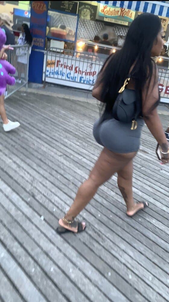 Click to view full size Big Ghetto Booty On The Boardwalk