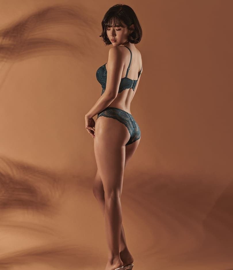 Asian Gym Trainer Doggy style Ass Cumshot Leaks