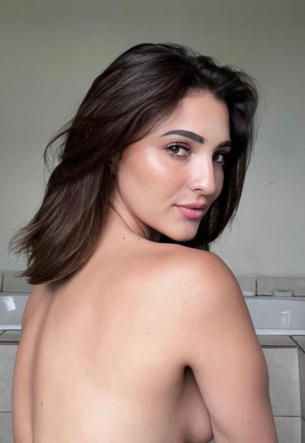 Smoking Hot South African Girl loves showing off her Body