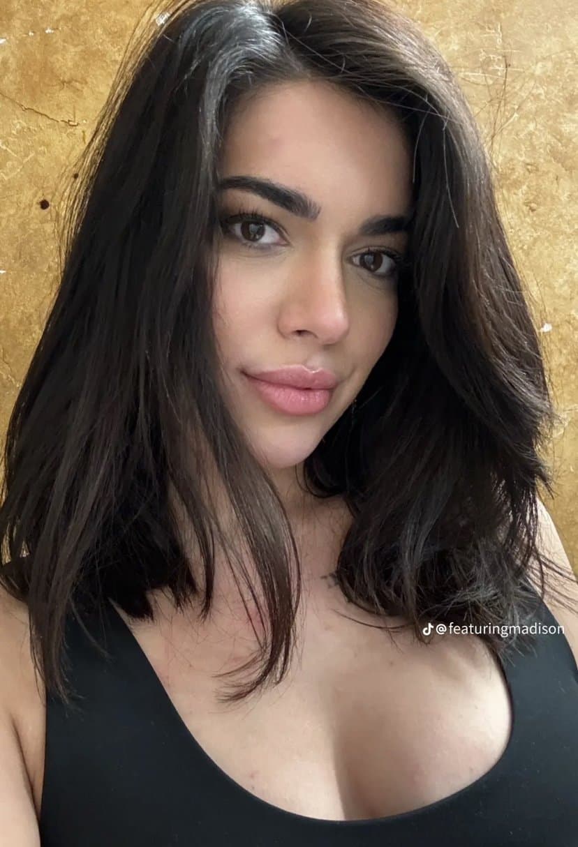 Sexy PAWG loves shaking her juicy ass