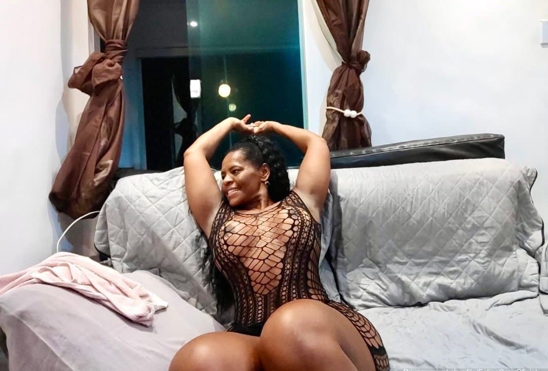 Morena cavala 117 cm de BUNDA cavala ??