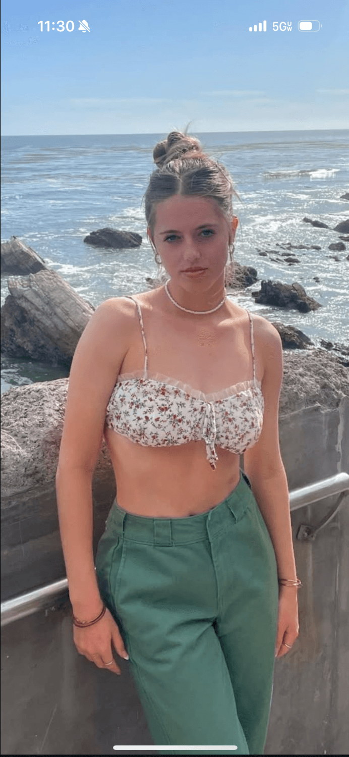 Gooning to Londons sexy body and sacred feet. Who wants to goon with me to her instagram