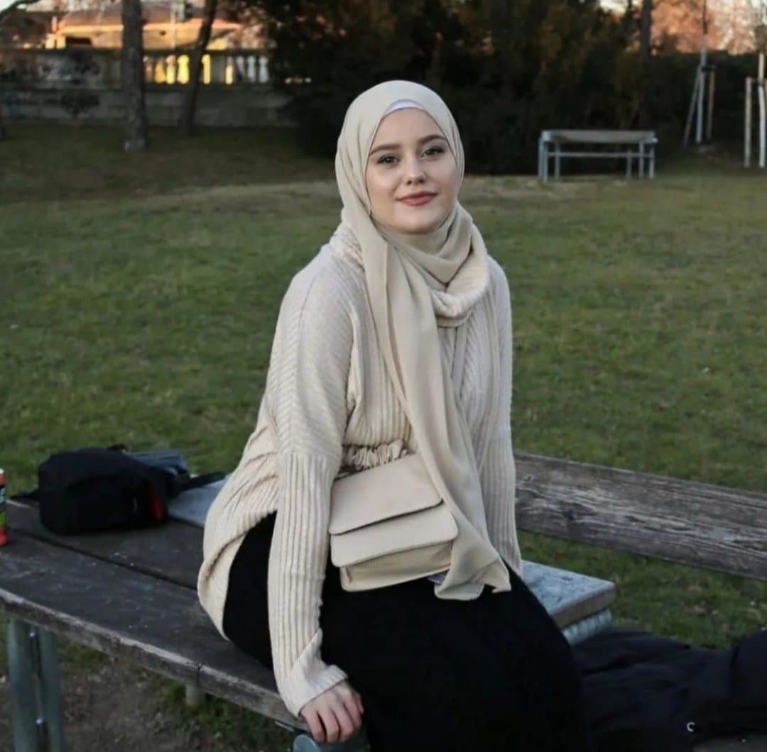 Bosnian hijabi slut showing her asshole - hijab bosnia anal bitch