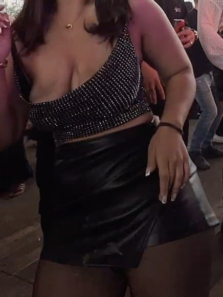 Bouncy boobs at festival (nipslip?)