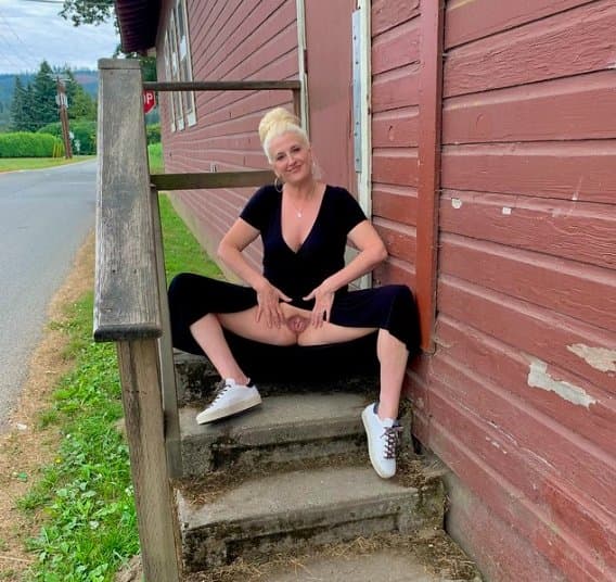 Suburban MILF Sluts... a favorite old spot for pics