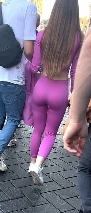 Voyeur callejero-se rasca el culito está belleza!? Para chuparle su dedo qe rico!