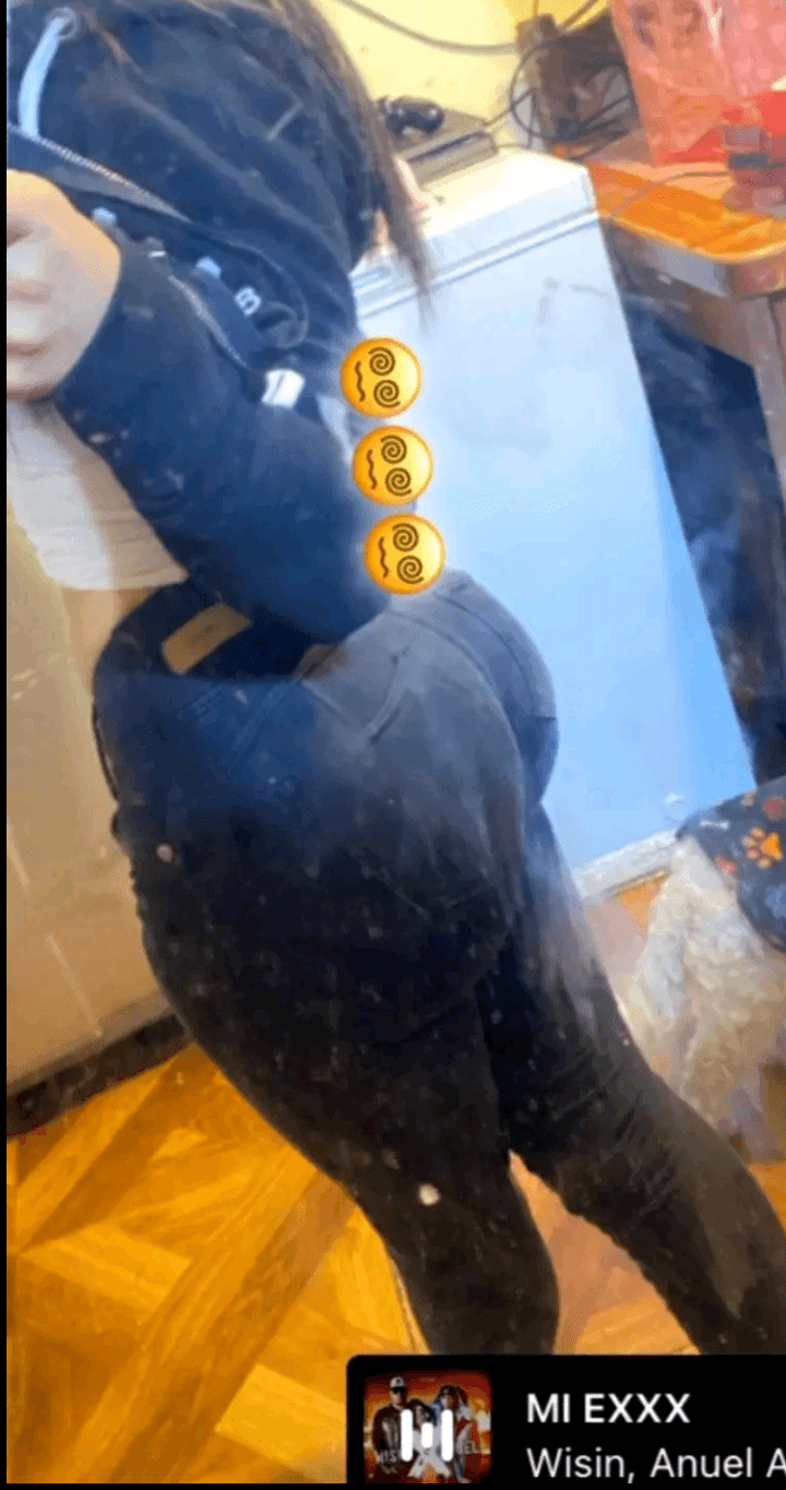 Click to view full size Par de pendejas chilenas muy culonas ( big ass latinas)