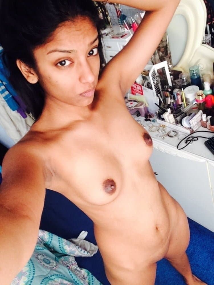 Cute Indian babe mirror nudes