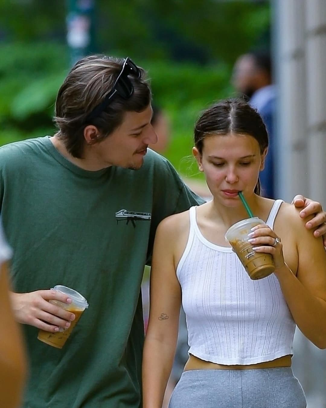 A vagabunda precisa ser segurada e engravidada na frente do marido
