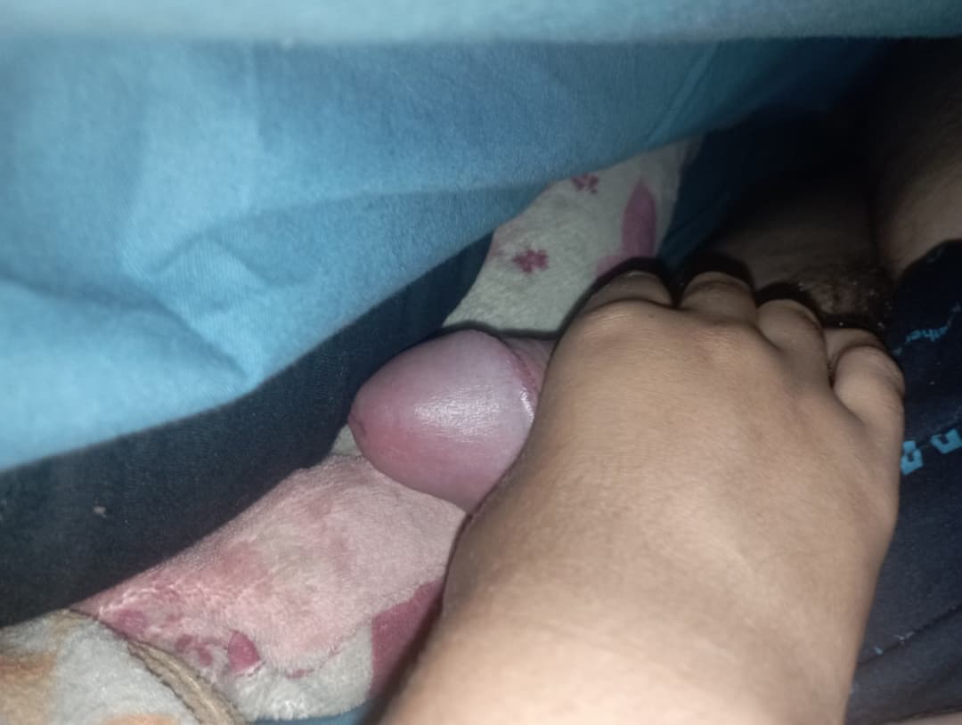 Hermana dormida me hace una paja dormida #hermana #paja #14 #hermanos #hermana dormida