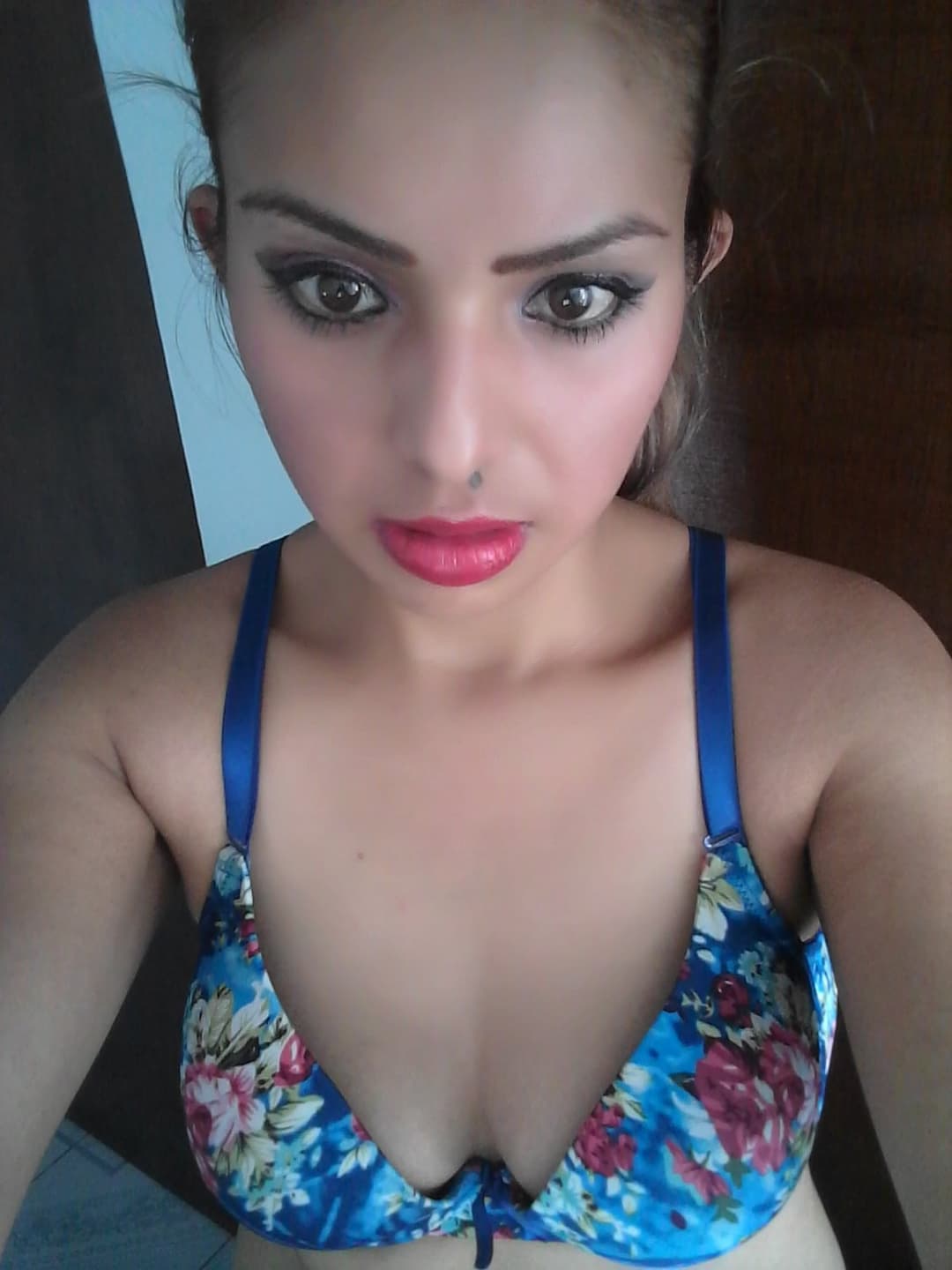 Carlita luciendo lenceria azul