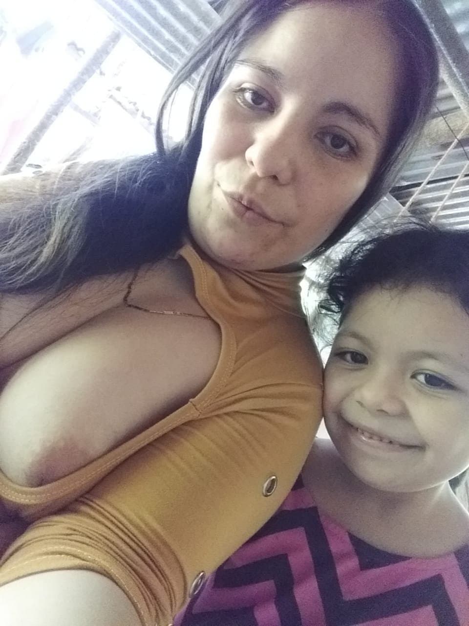 Becky madre puta Salvadoreña se deja coger por mi y mis amigos.