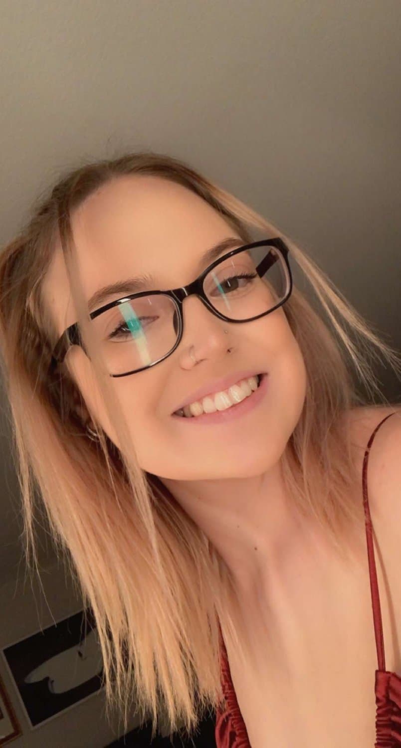 Hot slut Alexis love showing off