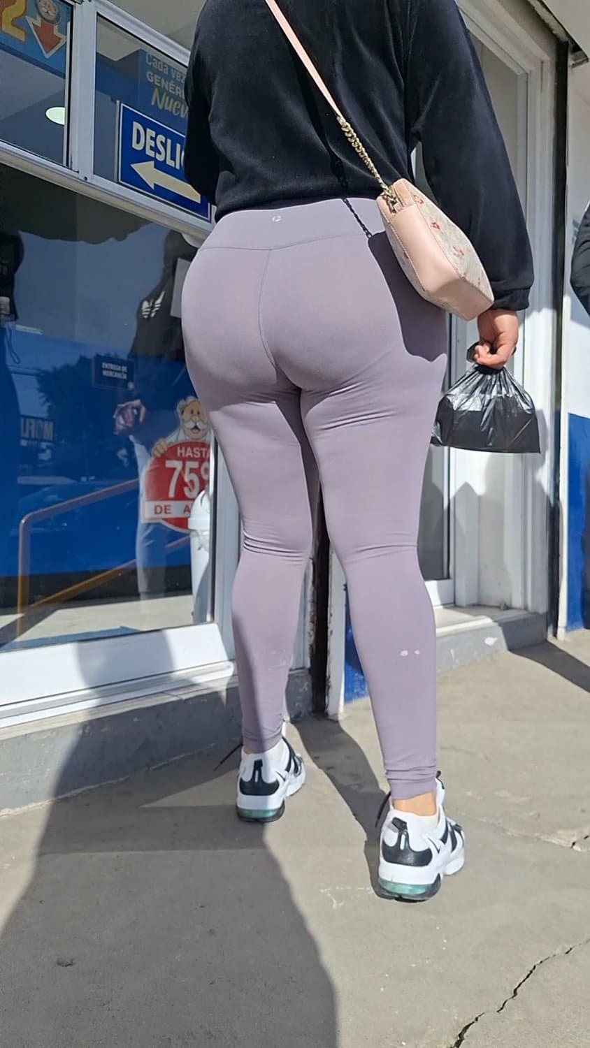 Morena en leggings tremendo culazo