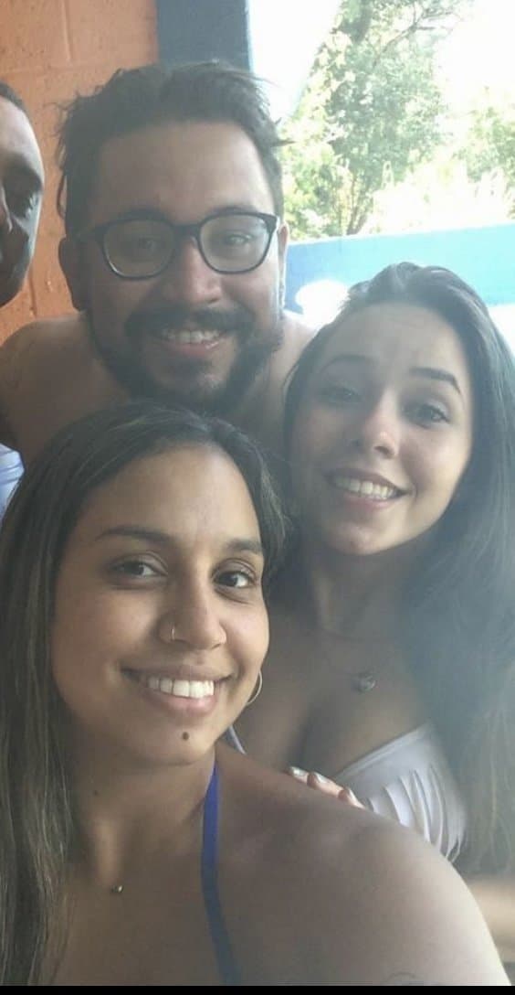 Sim, ele comeu as duas, marmitas namoradas dos amigos, cara comeu as 2 namoradas do amigos