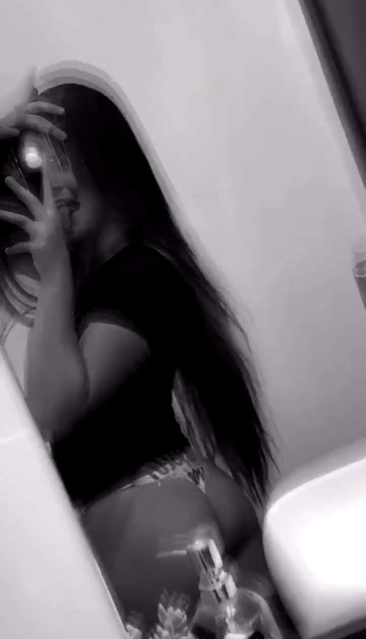 Tenho + dessa cadelinha aí gemendo baixinho p mãe nn ouvir rsrs