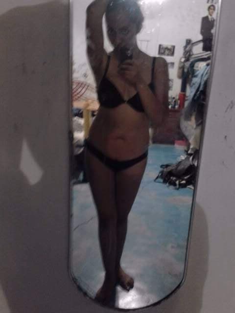 Janeri mostrándose en calzones y lencería