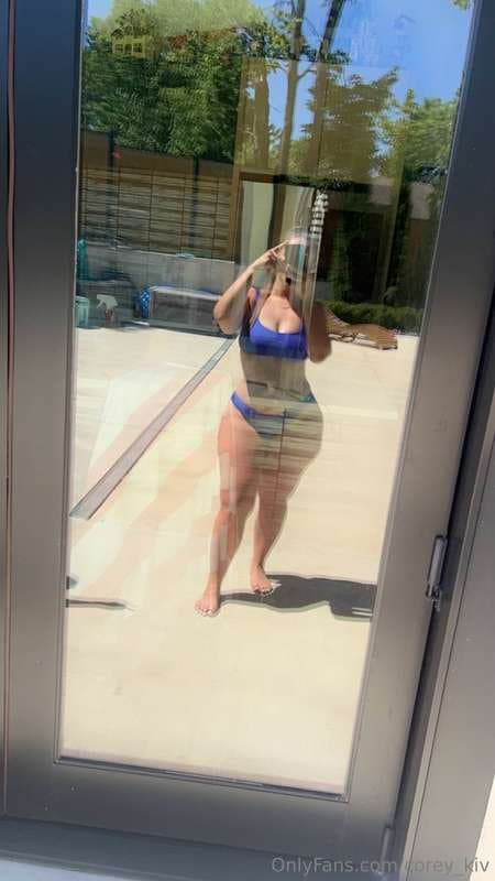 Thick white loves shaking that ass while listening to hip hop