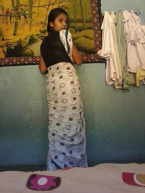 Sri Lankan sexy girl loves to show her sexy body