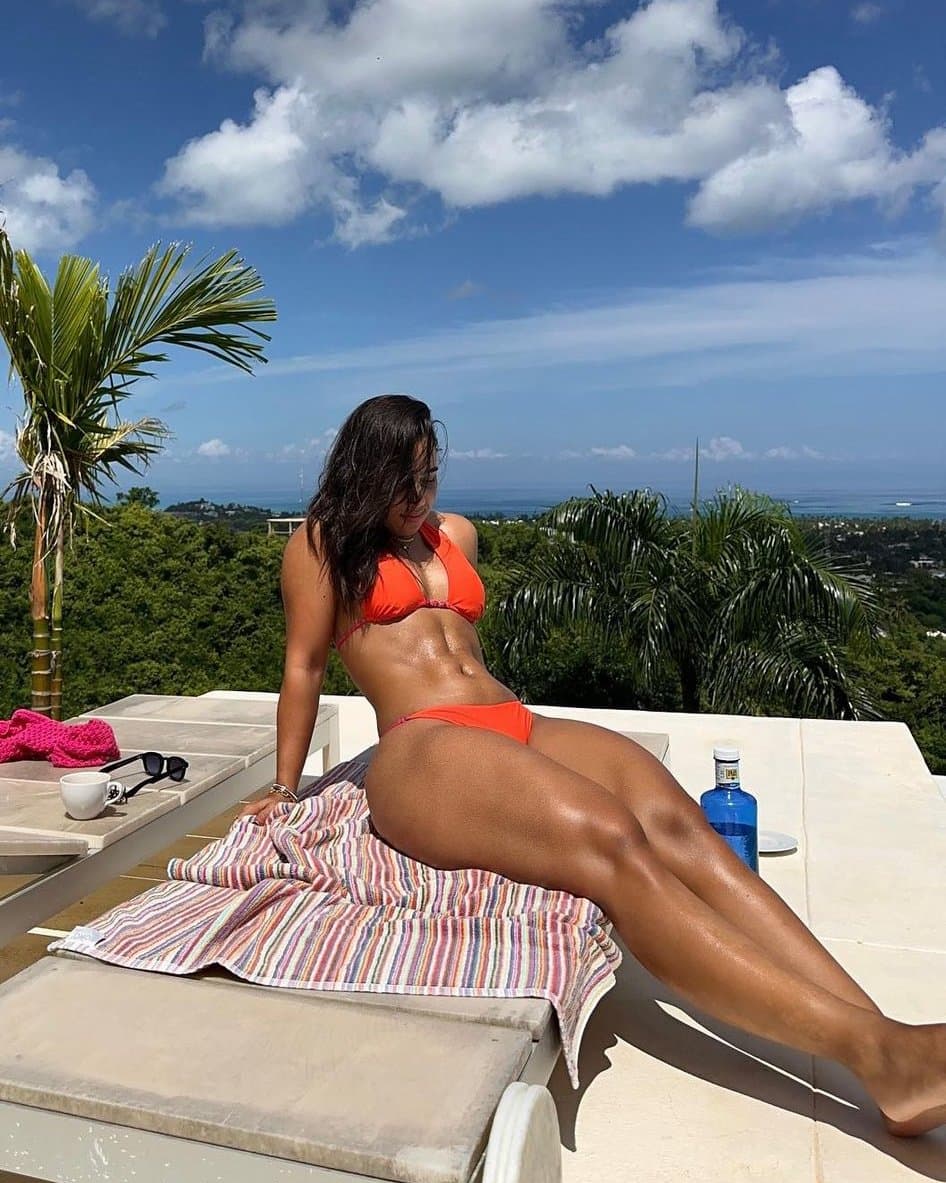 Sexy latina with fat ass and hot fit body