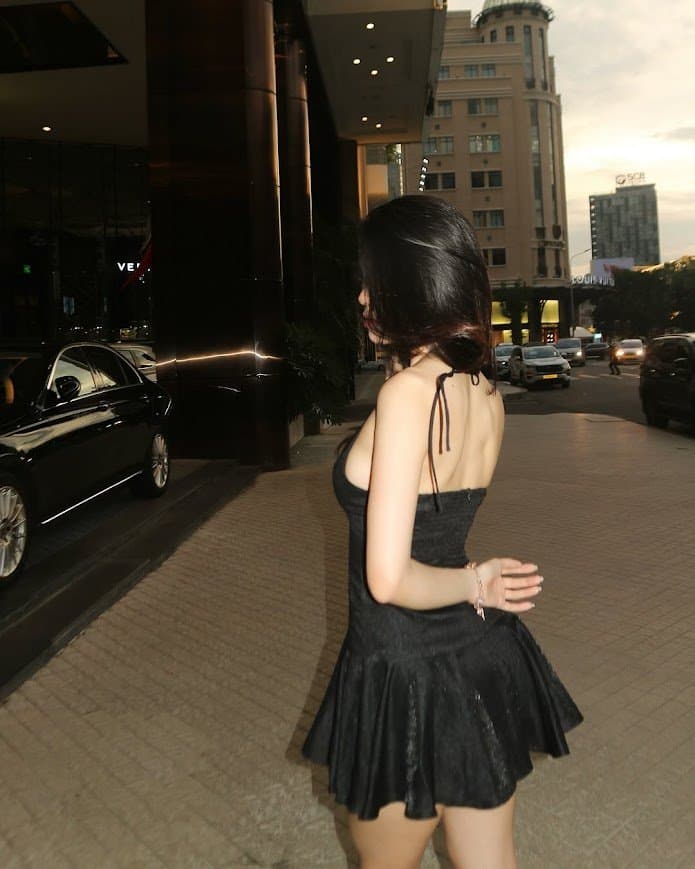 Tafta halter dress ✨ Sparkling under the spotlight, hugging my curves so tight you can almost feel m