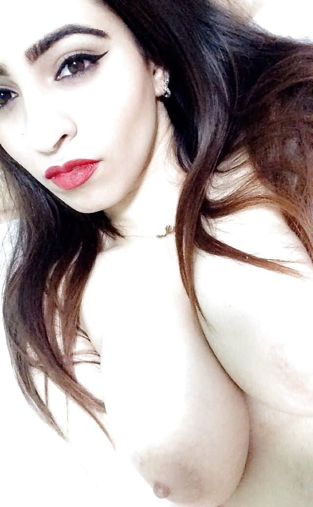 Hot Beautiful Desi Indian Slut Nude Selfie Leaks