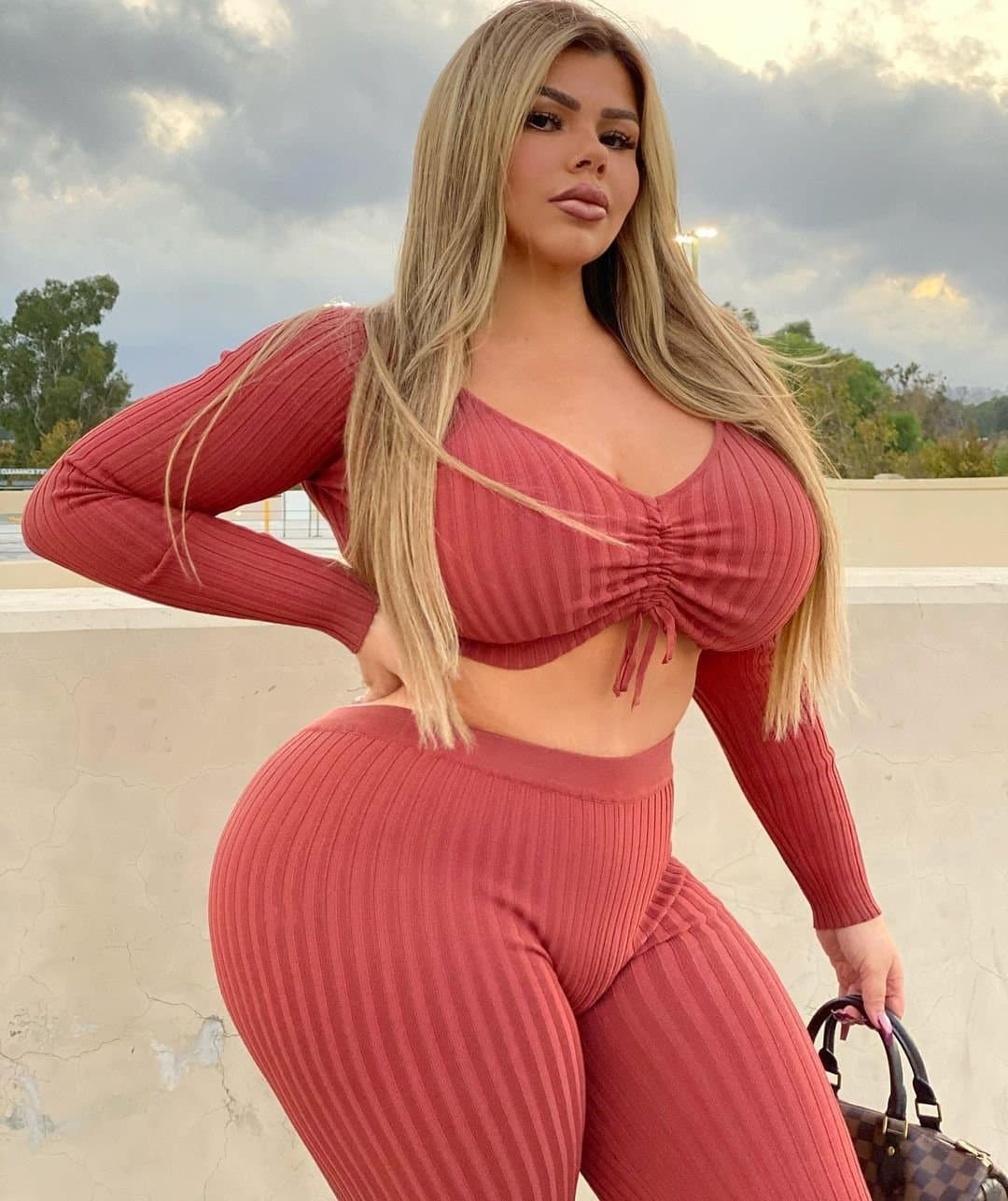 Michele Mendez Gordinha Loira Muito Gostosa