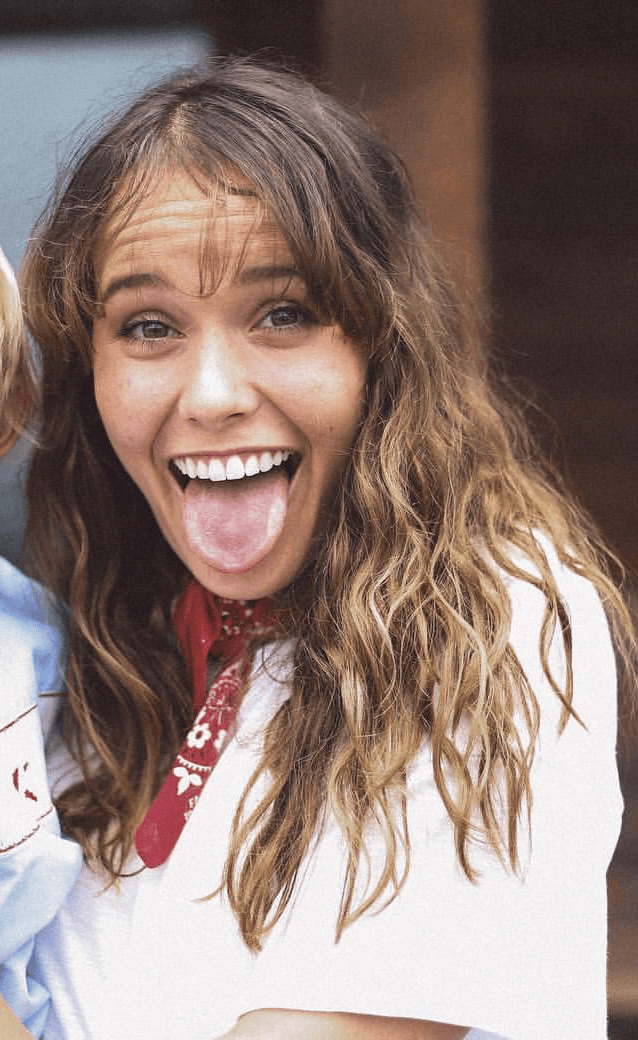 Christian milf whore Mary Kate Robertson has a hot mom bod and a five head that needs painting