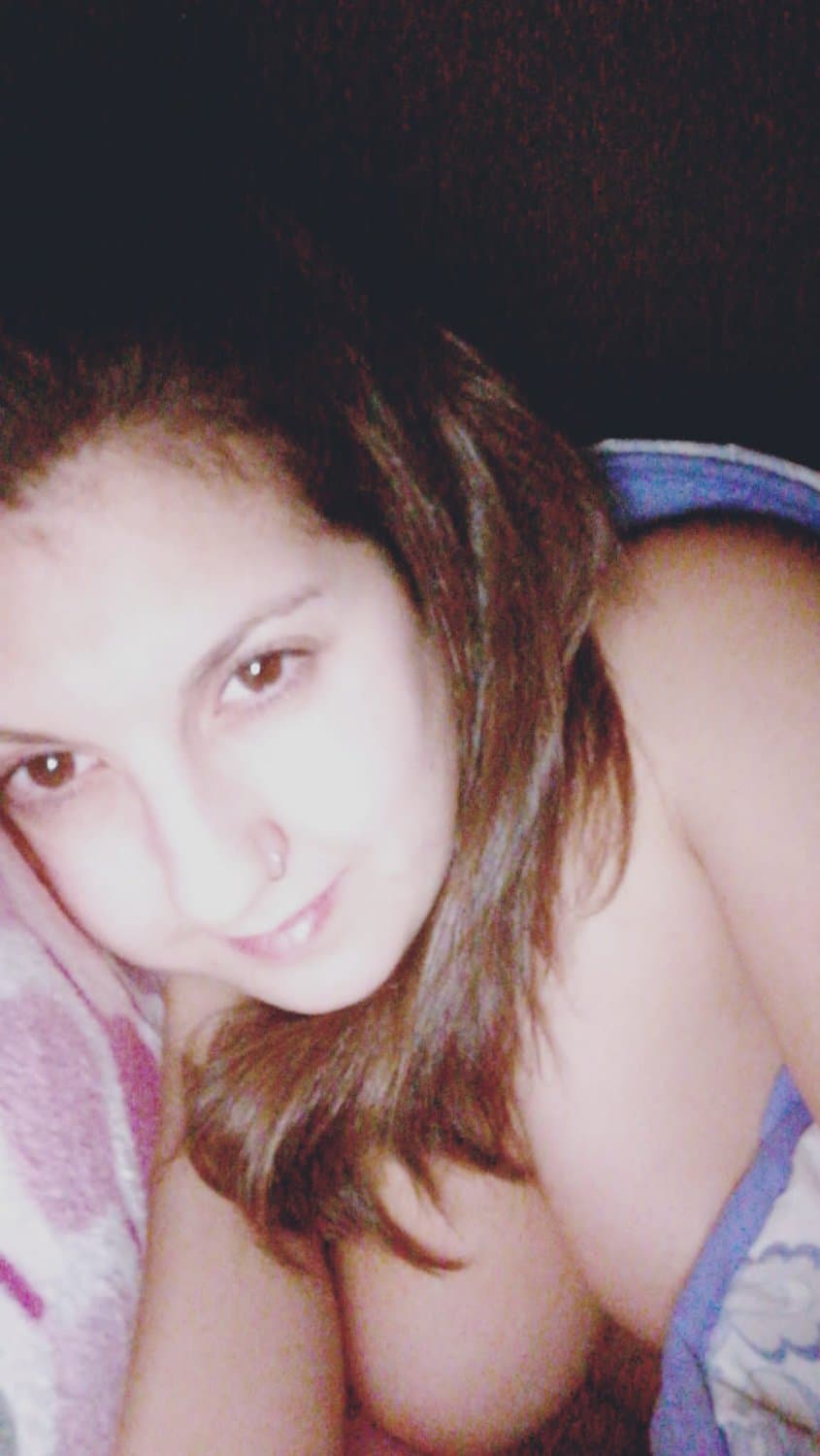 Click to view full size Pack amateur casero , novia en la cama se saca selfies