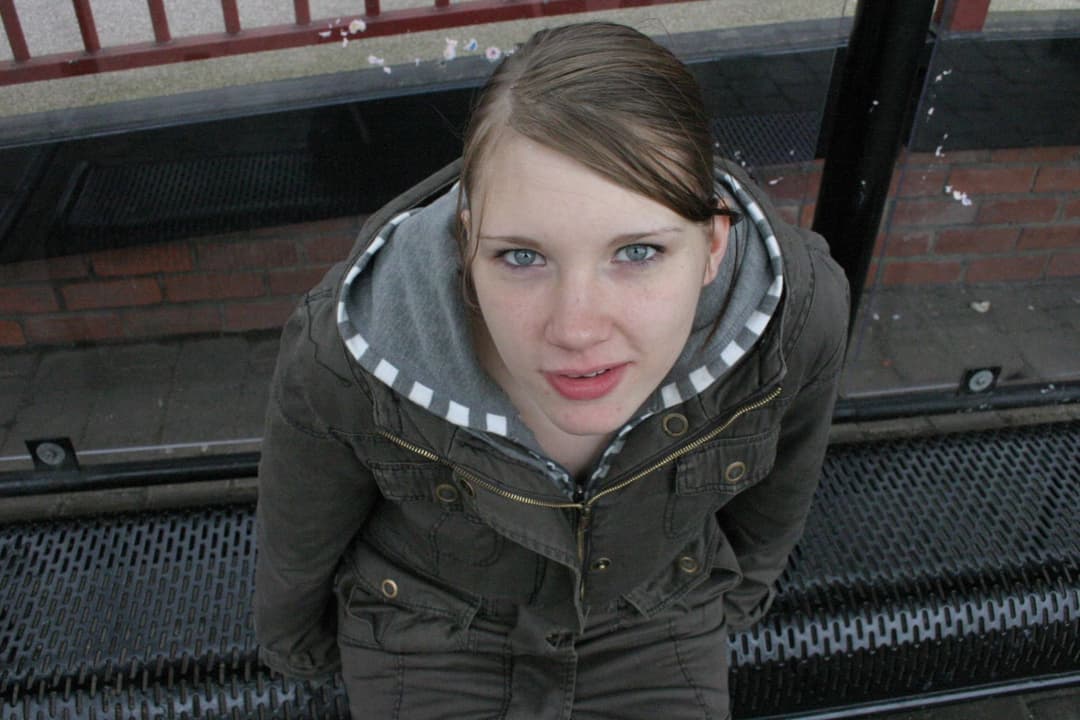 Amature in UK (001a): Baroness from Newcastle are naked outside