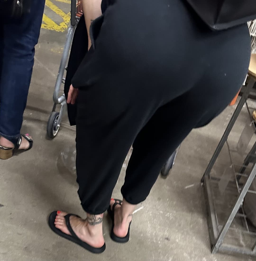 Click to view full size Creep Shots. Super Sexy Hot Blonde MILF Feet & Ass. I couldn’t get a clear face pic.