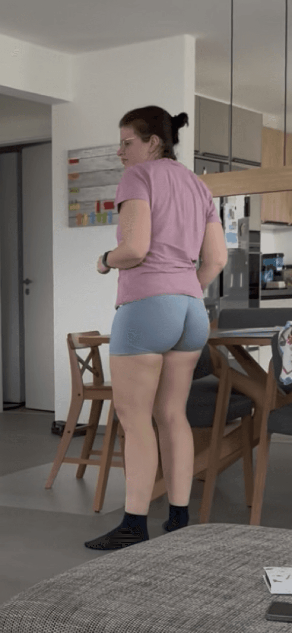 Big ass milf in gym leggings