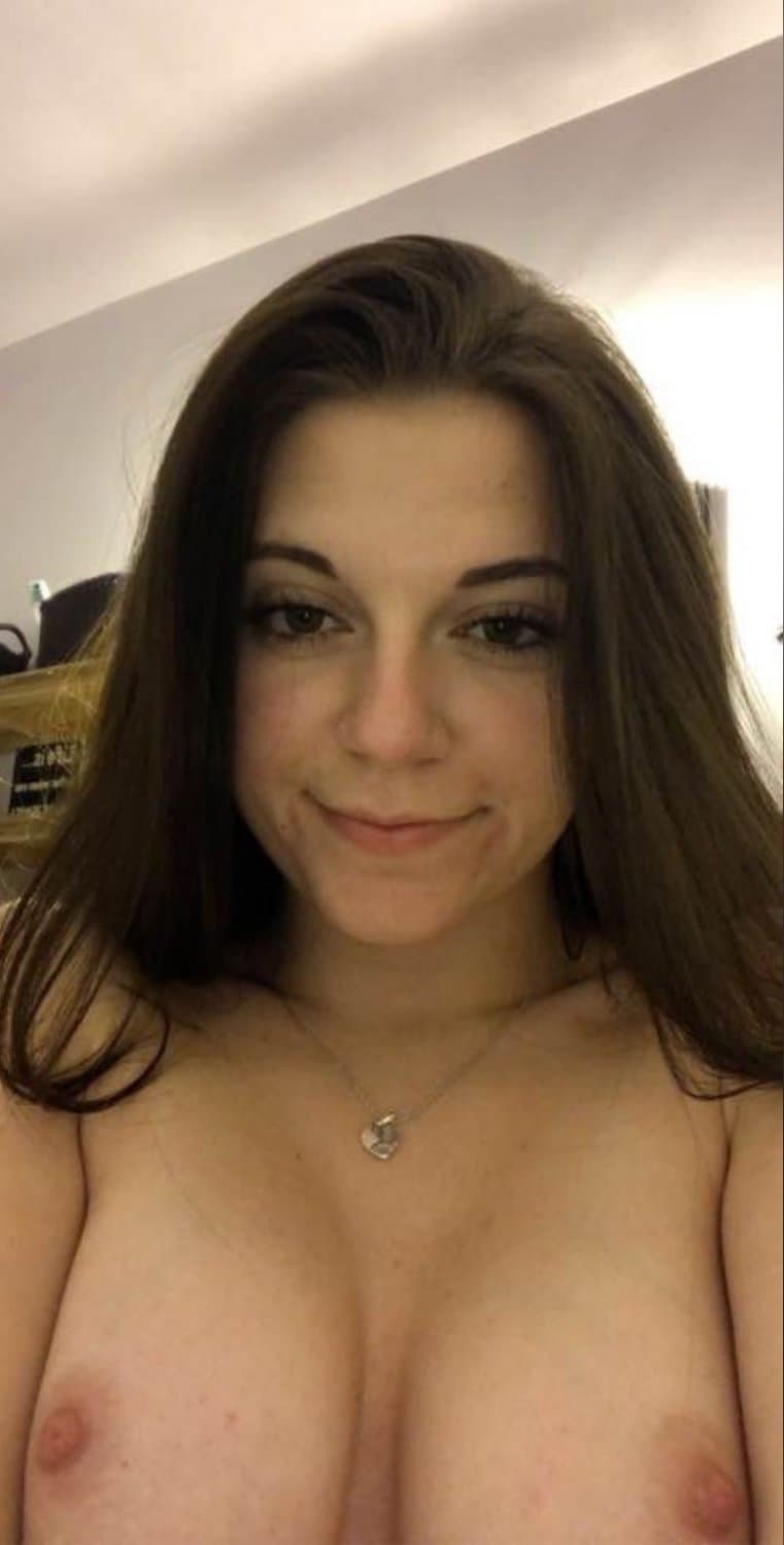 Cumslut Lena lost a bet and wanted to be fully ex̌posed